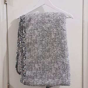 Vera Bradley Plush Fleece Throw Blanket Paisley Piping Trim Gray 52×90"